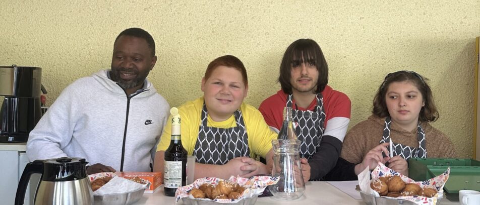 Jeunes accompagnés et leur éducateur lors de l'inauguration du Café Plaisir