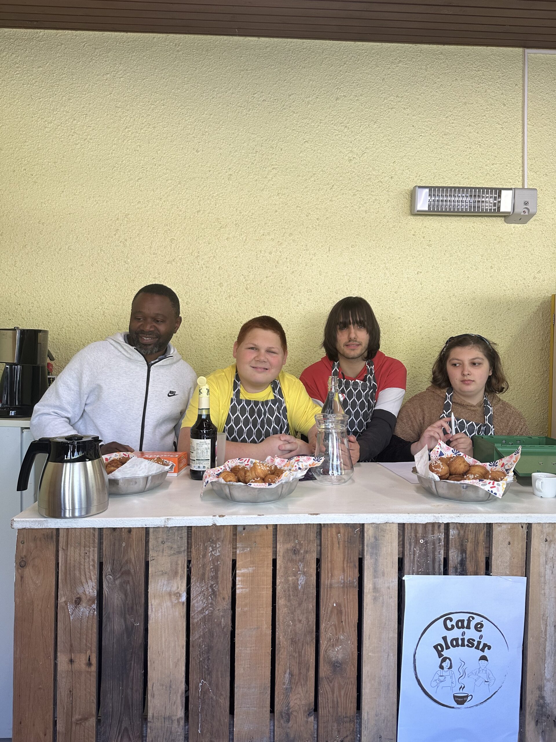 Jeunes accompagnés et leur éducateur lors de l'inauguration du Café Plaisir